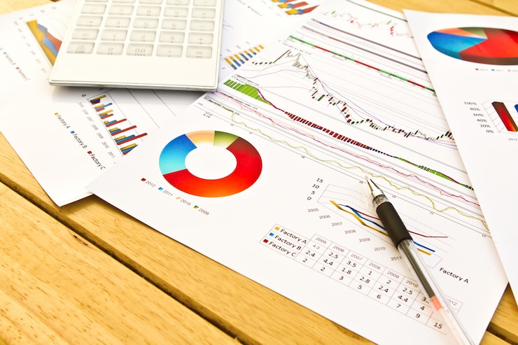 Foto gratuito close-up di penna sui documenti finanziari