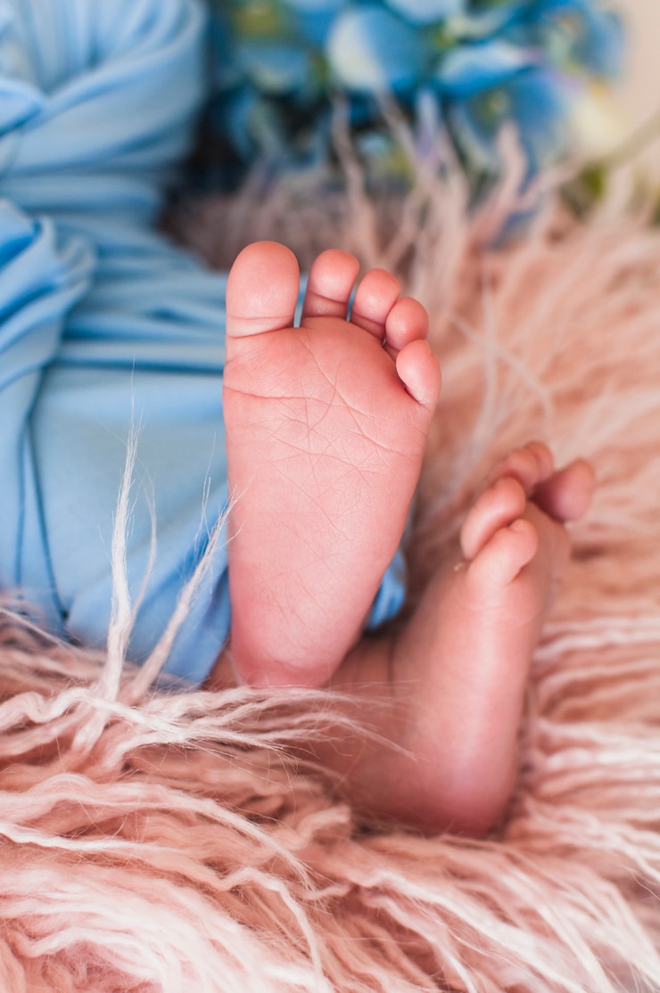 Foto gratuito close-up di piccoli piedi del bambino