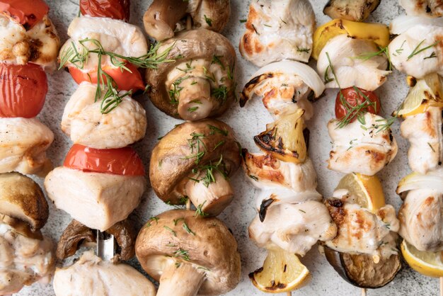 Close-up di pollo alla griglia e spiedini di verdure