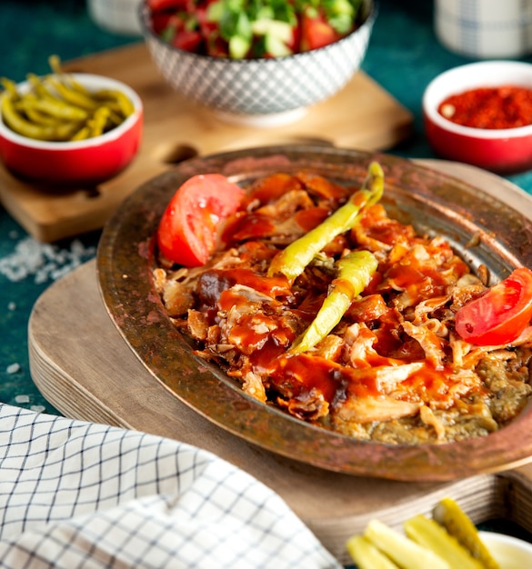 Close up di pollo doner kebab servito con salsa di pomodoro melanzane insalata e sottaceti