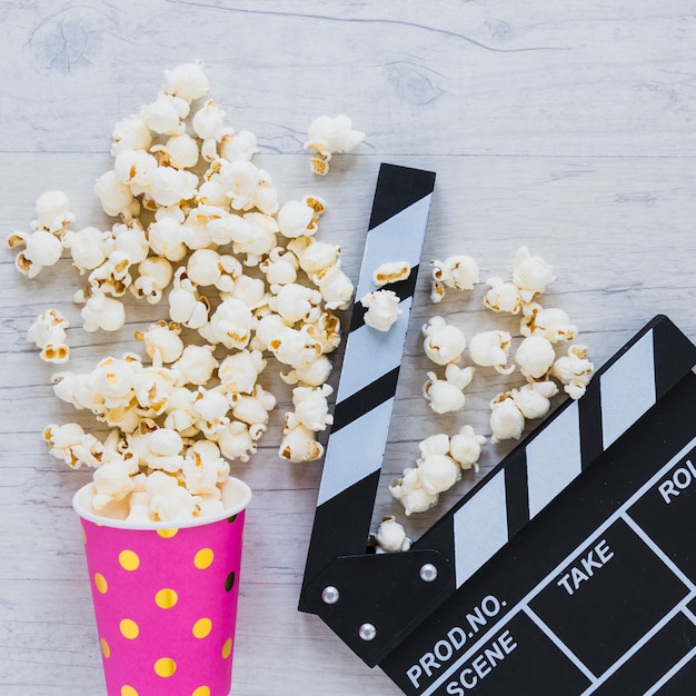 Close-up di popcorn e taglierina di scena