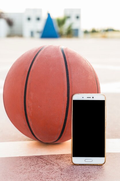 Close-up di smartphone e basket