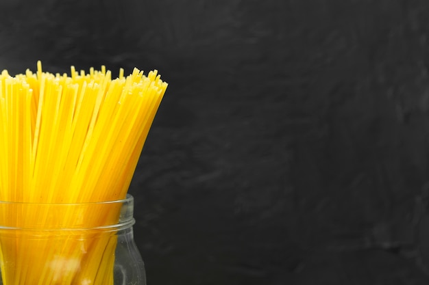 Close-up di spaghetti in barattolo