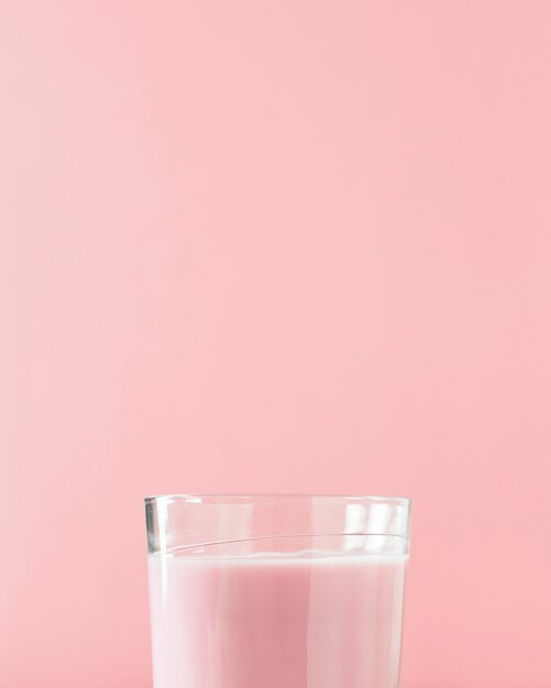 Close-up di vetro con frappè rosa