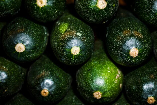 Close-up di zucchine fresche nel mercato