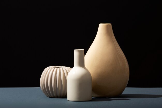 Close up disposizione di vasi moderni