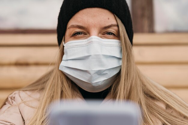 Close-up donna che indossa la maschera medica