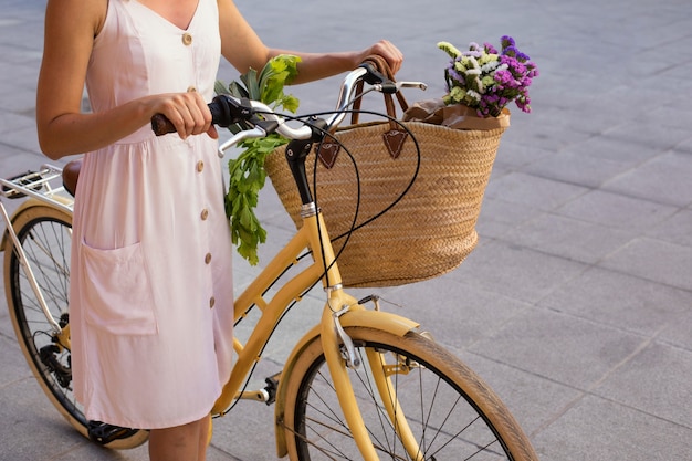 Close up donna che tiene in bicicletta