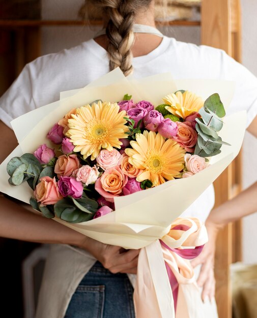 Close up donna con bouquet di fiori