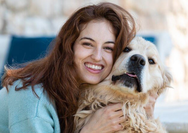 Close up donna felice con il cane