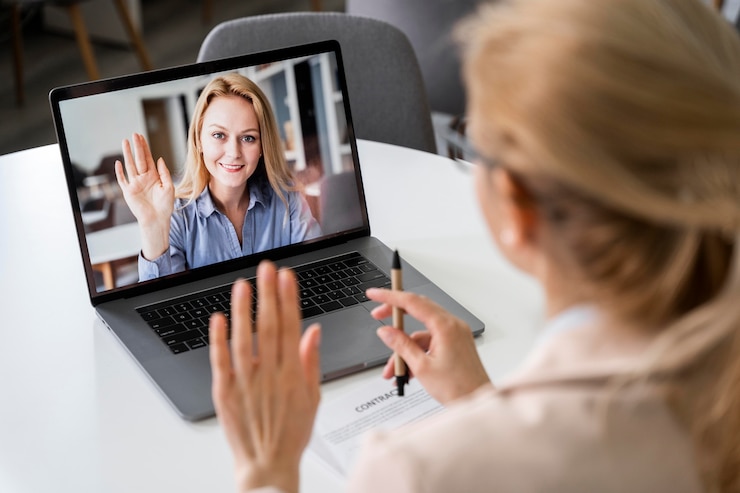 Foto gratuito close up donna in videoconferenza