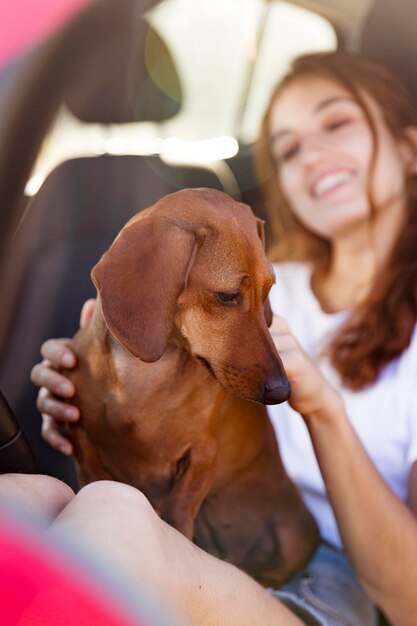 Close up donna sorridente con cane carino