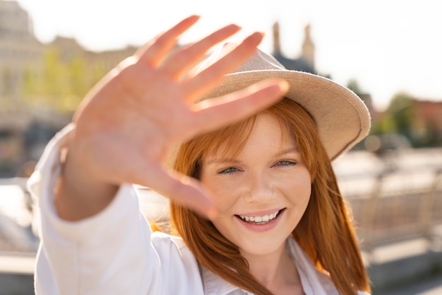 Close up donna sorridente con cappello