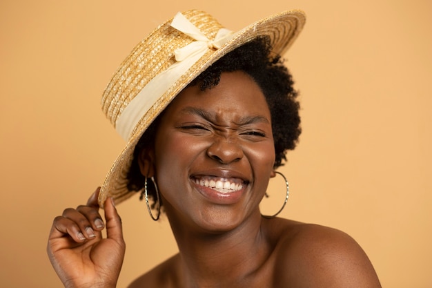 Close up donna sorridente in posa con il cappello