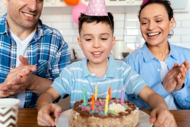 Close up famiglia festeggia il compleanno