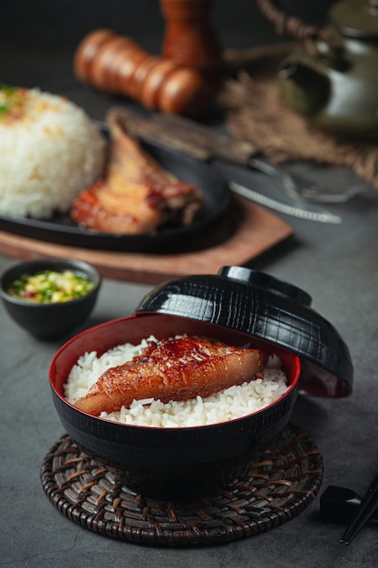 Close up foto di arrosto di maiale e riso cotto