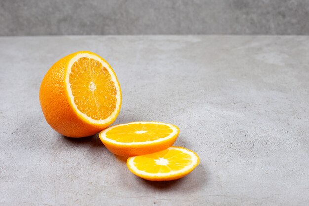 Close up foto di fette d'arancia sul tavolo grigio.