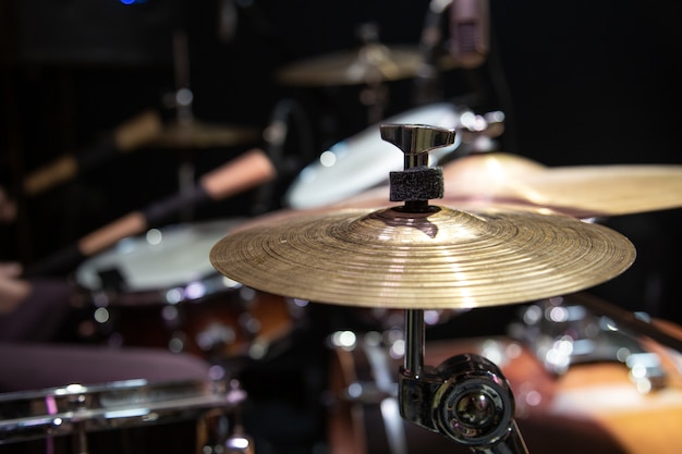 Close up immagine ritagliata di drum kit con cembalo su uno sfondo sfocato.