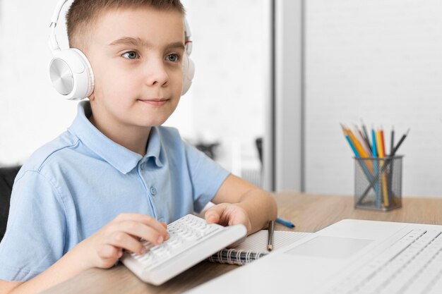 Close up kid holding calcolatrice