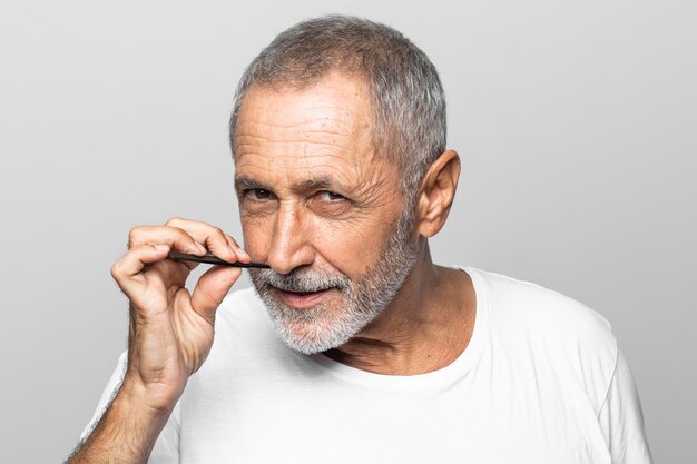 Close-up man holding strumento viso