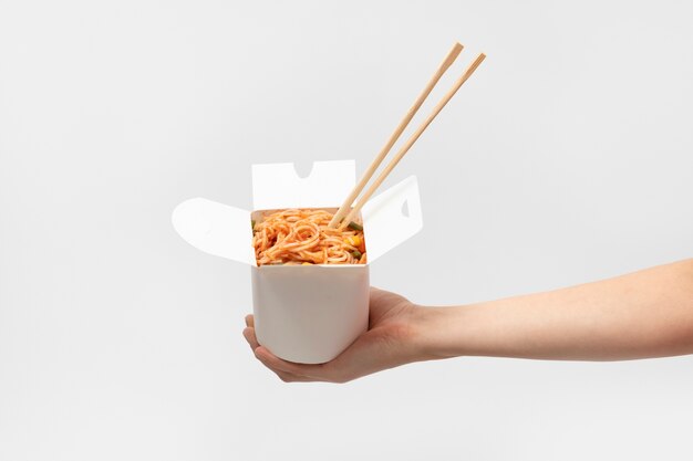 Close up mano che tiene la scatola di noodle