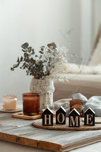 Close up parola decorativa home su sfondo sfocato con candele