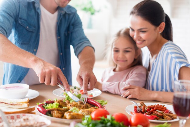 Close-up persone che mangiano insieme