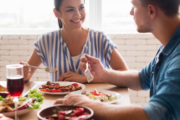 Close-up persone che mangiano insieme