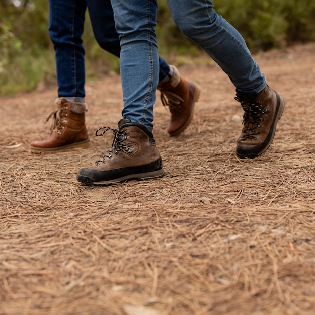 Close-up persone con stivali a piedi