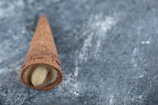 Close up photo Dolce conus candiy su sfondo grigio.