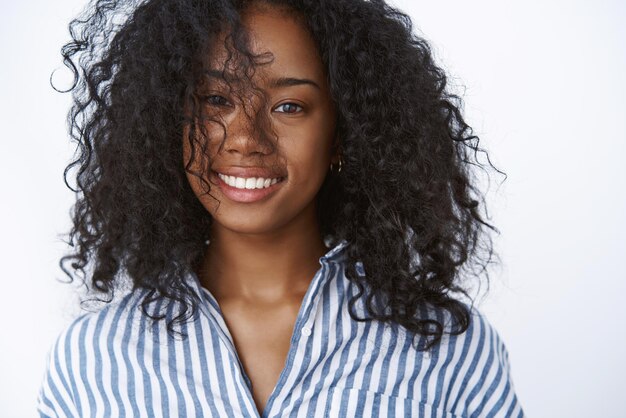 Close-up positivo spensierato felice bella sorridente donna afro-americana