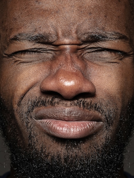 Close up ritratto di giovane uomo afro-americano