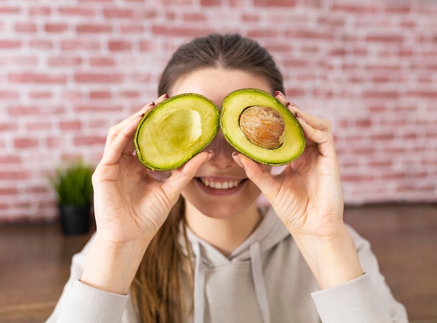 Close up smiley donna azienda avocado