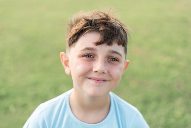 Close up smiley kid fuori