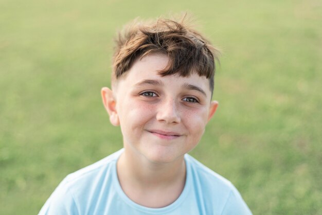 Close up smiley kid fuori