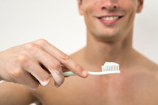 Close up spazzolino con dentifricio