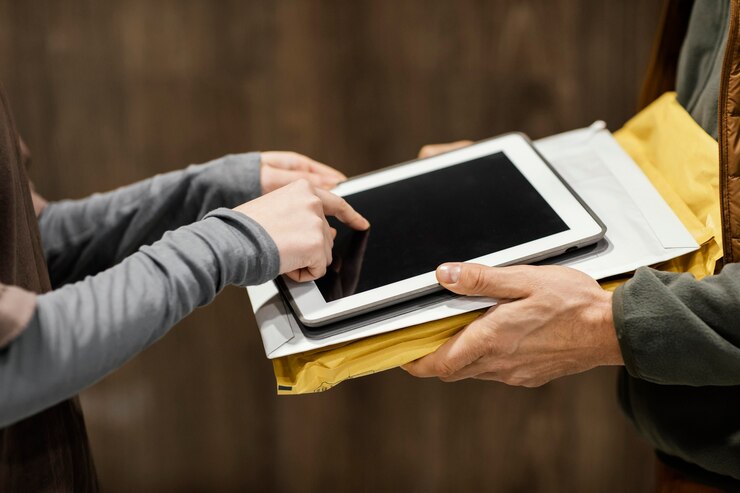 Foto gratuito close up tablet per la firma elettronica per la consegna