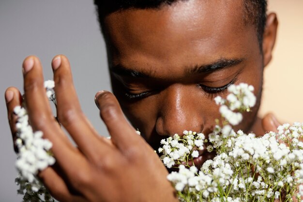 Close-up uomo fiori profumati