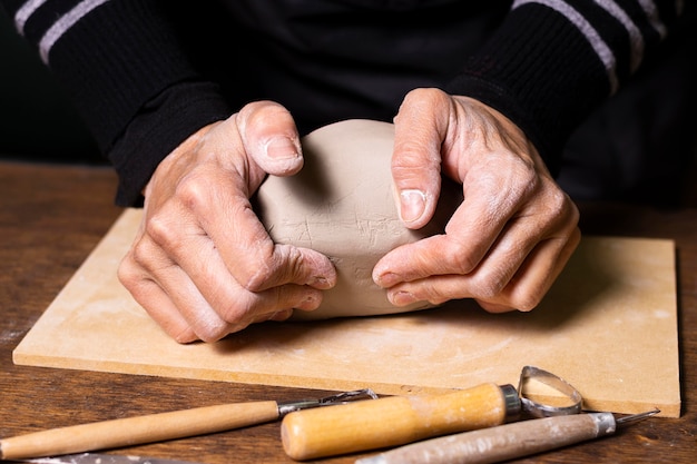 Close-up uomo mescolando argilla