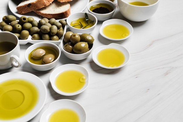 Close-up varietà di olio d'oliva biologico