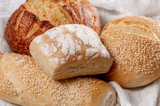 Close-up varietà di pane cotto