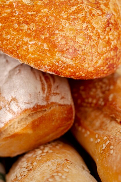 Close-up varietà di pane cotto