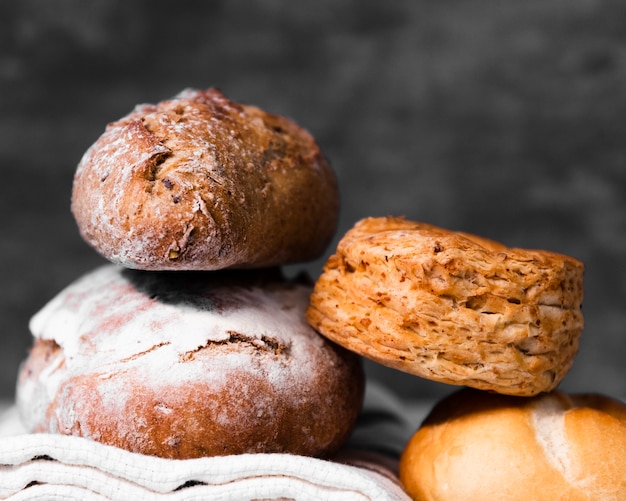 Close-up varietà di pane fatto in casa