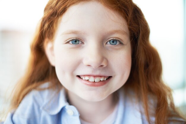 Close-up viso di una bambina a scuola