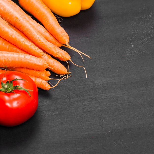 Close up vista di carote e pomodori