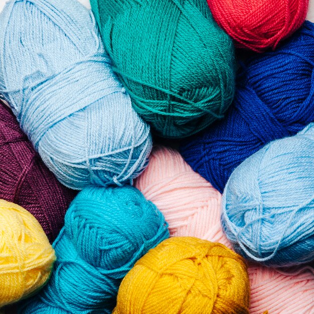 Close up vista di palle di lana in diversi colori