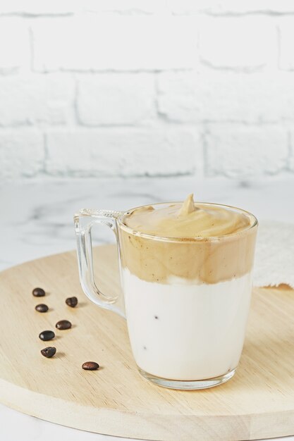 Closeup colpo di caffè ghiacciato Dalgona panna montata con soffice cremoso