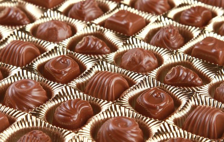 Foto gratuito closeup colpo di cioccolatini decorativi in un contenitore