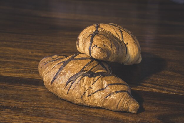 Closeup colpo di croissant al cioccolato su una superficie di legno