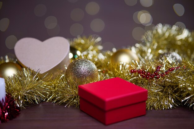 Closeup colpo di decorazioni natalizie sul tavolo con un bokeh